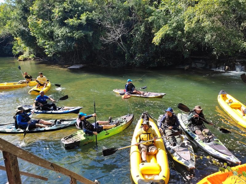 Mutirão de limpeza com caiaques no Rio Formoso