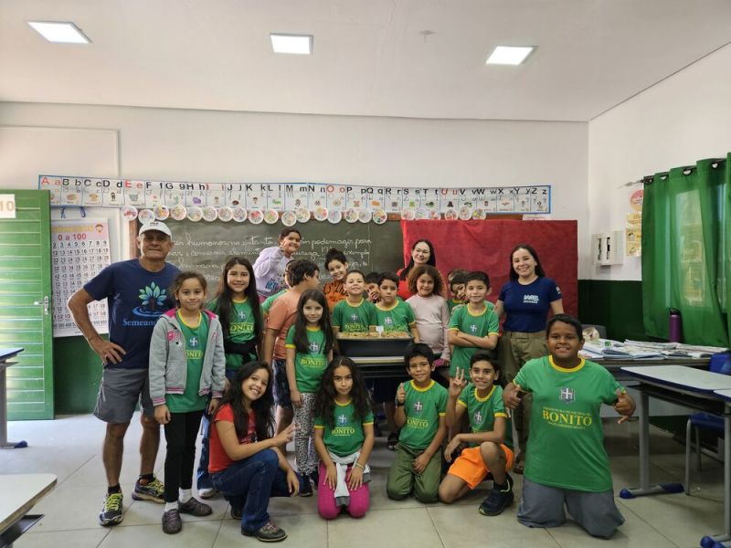 Crianças aprendem sobre semeadura de sementes em atividade educativa